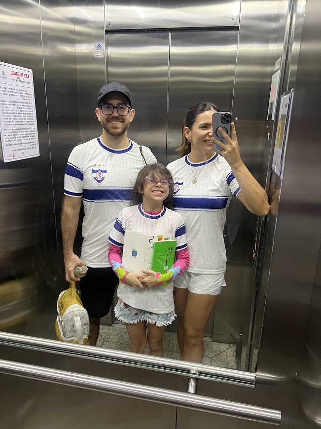 Família vestindo a Camisa Oficial Tramways · Edição Fundadores